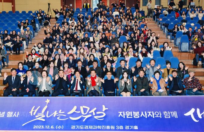 이재준 시장(앞줄 오른쪽 7번째부터), 김기정 수원시의회 의장, 이재식 부의장 등이 기념행사 참가자들과 함께하고 있다.