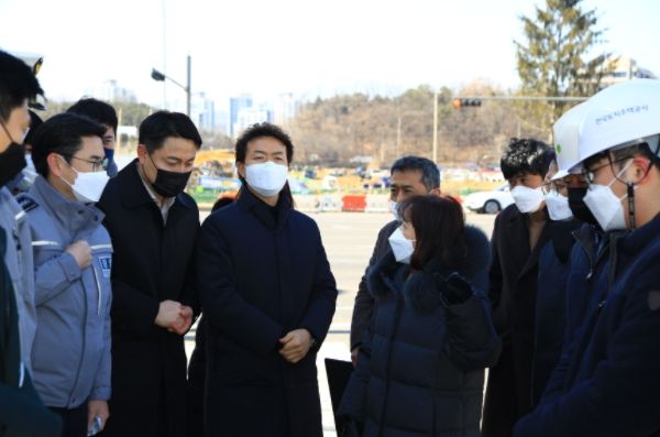 김종천 과천시장(사진 가운데)이 지난 23일 과천지식정보타운 S9 블록 신설교차로에서 LH, 과천경찰서 관계자와 긴급 합동점검을 하고 있다.