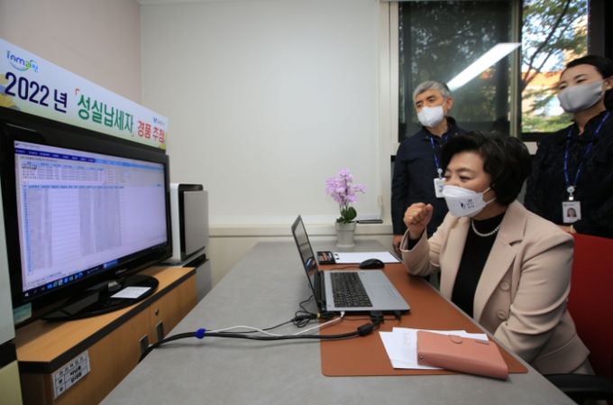 과천시 성실납세자 경품 추첨(신계용 과천시장이 무작위 추첨을 진행하고 있다)