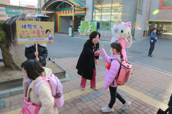 신계용 과천시장, 관내 초등학교 방문해 학생들과 등굣길 인사…“새학기 응원”