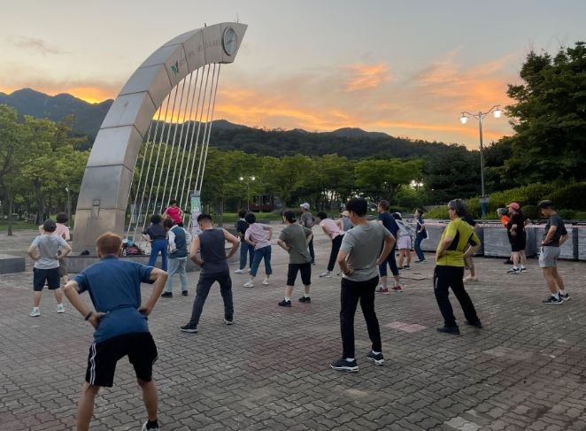 과천시 보건소에서 운영하는 건강걷기 운동교실에 참여한 시민들이 스트레칭을 하고 있다