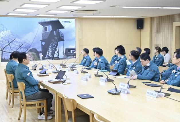 이현재 하남시장 및 관계자들이 지난 12일 시청 상황실에서 2024년도 을지연습 준비보고 회의에 참석하여 회의를 하고 있는 모습이다.