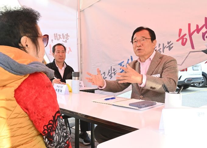이현재 하남시장이 13일 원도심인 신장동에서 열린 제13회 이동시장실에서 주민들의 의견을 듣고, 해결방안에 대해 논의하고 있다.