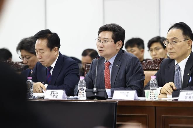 이상일 용인특례시장이 12일 국토교통부 세종청사 대회의실에서 진현환 국토교통부 1차관 주재로 열린 '제7차 국가산단 범정부 추진지원단 회의'에서 '용인 첨단시스템반도체 국가산업단지' 성공을 위한 의견을 제안하고 있다.