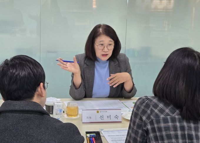경기도의회 신미숙 의원, 화성 동부 교육 현안 논의…안정적 예산 집행 당부