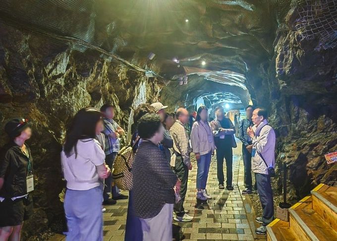 광명시 문화관광해설사가 광명동굴에서 관관객들에게 맞춤형 해설을 제공하고 있다.