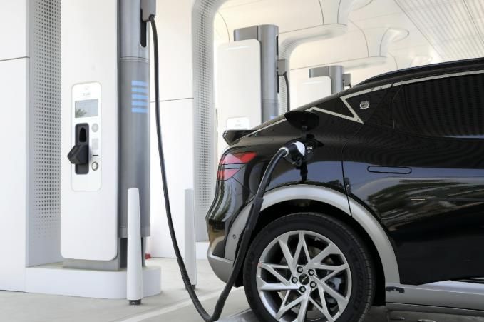 전기차 충전소에서 차량을 충전하는 모습.