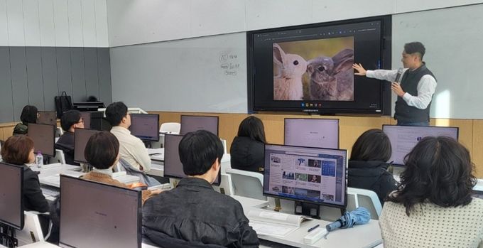 광명시는 지난 18일과 19일 이틀간 광명시 인생플러스센터 정보배움실에서 공직자 총 38명을 대상으로 'AI 활용 퍼실리테이션' 교육을 실시했다.