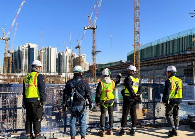 건설안전, 토목시공 등 민간 전문가들과 관련 부서 공무원들로 구성된 안전점검반이 건설현장에서 안전점검을 하고 있다.