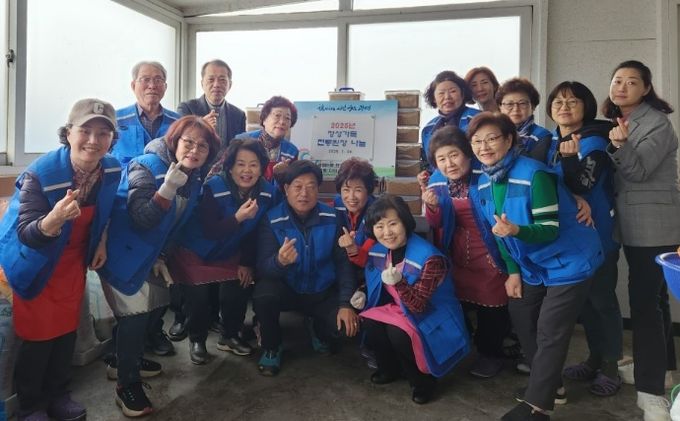 광명시 광명6동 지역사회보장협의체는 28일 관내 어려운 이웃 60가구에 직접 만든 전통 된장을 전달했다.