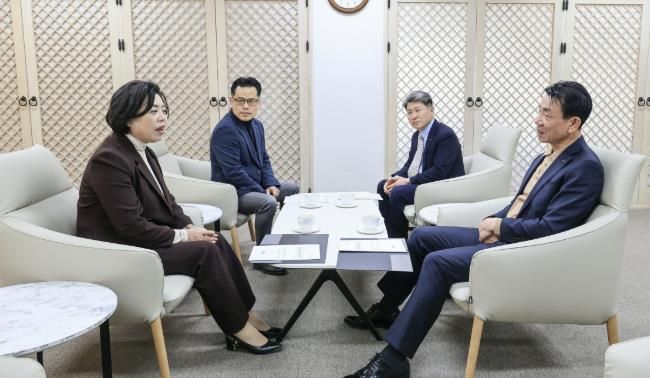 앞쪽 좌측 신계용 과천시장, 우측 한문희 한국철도공사 사장