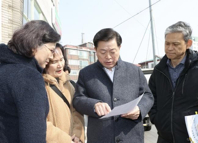 박승원 광명시장이 지난 10일 소하2동을 방문해 민원 현장을 점검하고 있다.
