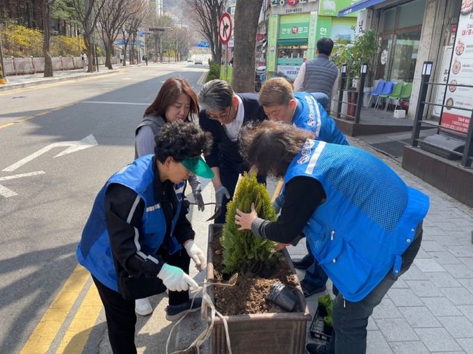 시흥시 장곡동, 주민과 함께하는 아름다운 꽃길 가꾸기로 봄맞이