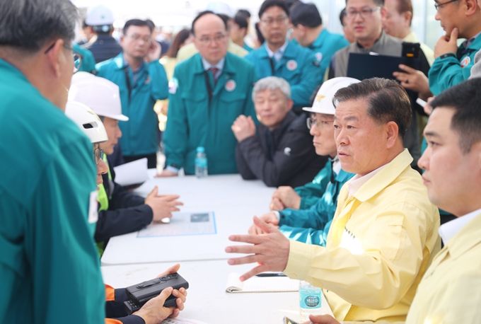 박승원 광명시장이 지난 11일 신안산선 공사장 도로 붕괴 사고현장에서 열린 대책회의에 참석해 발언하고 있다.