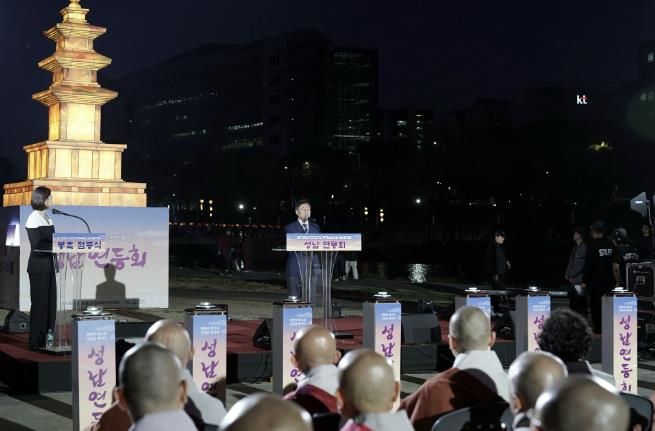 신상진 성남시장이 성남 연등회에서 인사말을 전하고 있다