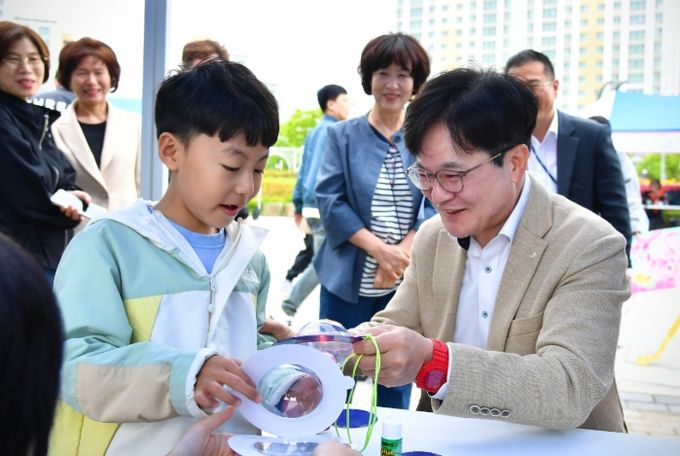 김병수 시장이 어린이와 눈높이를 맞추며 소통하고 있다.