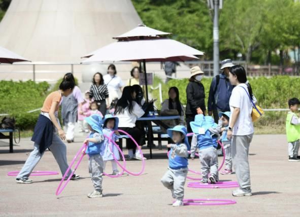 지난 7일 상동호수공원에서 열린 부천아이페스타에서 아이들이 즐겁게 놀고 있다.