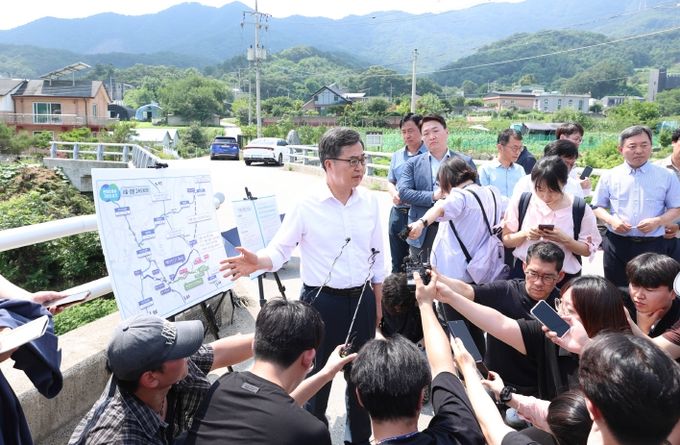 8일 오후 김동연 경기도지사가 양평군 양서면의 서울-양평고속도로 현장을 방문하여 점검하고있다. 사진=경기도청