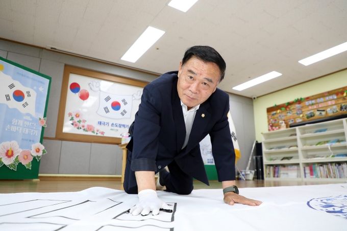 광복 80주년 기념 태극기 손도장 찍기 행사 참석