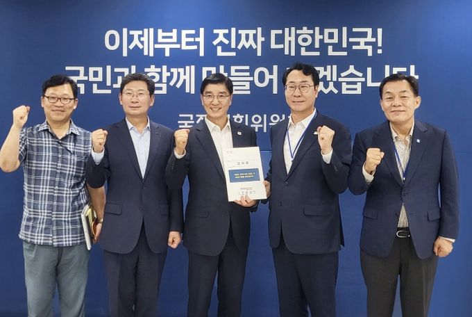 ‘특례시 지원에 관한 특별법 제정 촉구 건의문’ 전달 후 이재준 수원시장(오른쪽부터), 정명근 화성시장, 국정기획위원회 이해식 정치행정분과장, 이상일 용인시장, 행정안전부 나채목 자치분권지원과장이 함께하고 있다.