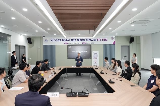 성남시청 율동관에서 개최된 ‘2025 청년 재창업 지원사업 PT대회’에서 신상진 성남시장이 인사말을 전하고 있다.j