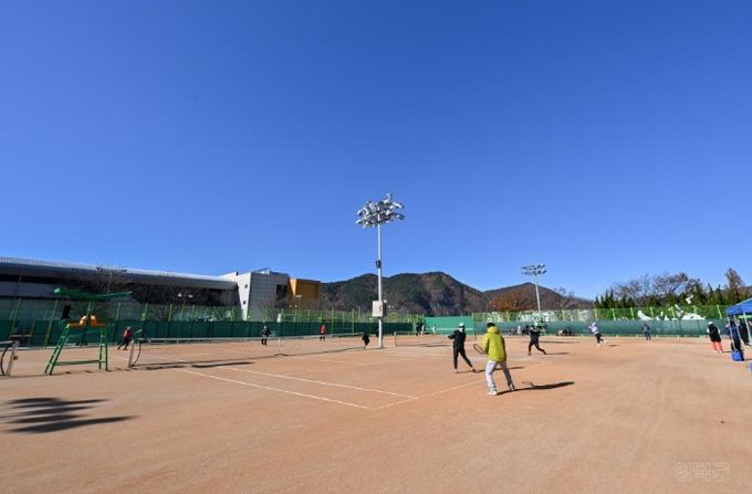 지난 제12회 영덕군수배 동호인 테니스 대회 경기 모습