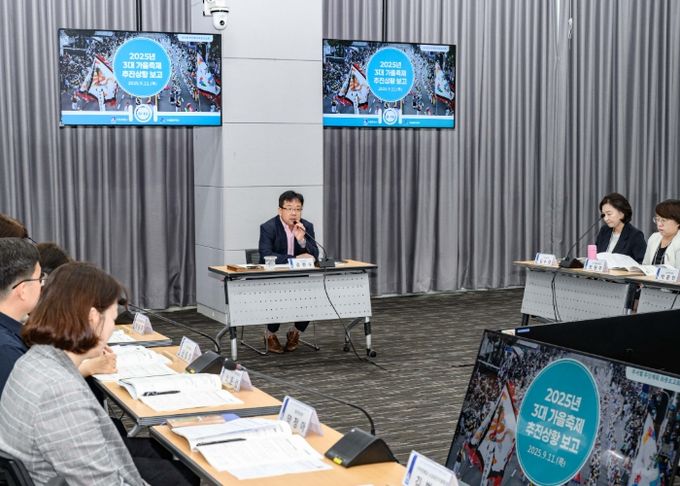 김현수 수원시 제1부시장이 ‘2025 수원 대표 가을 3대 축제 부서별 추진계획 최종보고회’에서 발언하고 있다.