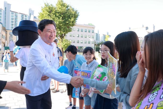 이상일 용인특례시장이 11일 구성초등학교에서 학교폭력 예방 캠페인에 동참했다.