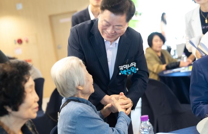 박승원 광명시장이 지난 13일 일직동 주민자치센터에서 열린 ‘2025년 일직동 주민총회’에 참석해 주민과 인사하고 있다.