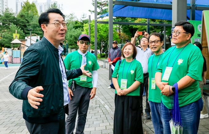 정명근 화성특례시장이 봉담삼담축제 운영진을 격려하고있다