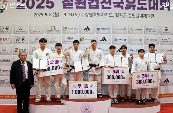 남자 단체전 대표로 동메달을 수여받은 장석진·이중찬 선수(왼쪽에서 6번째, 7번째)