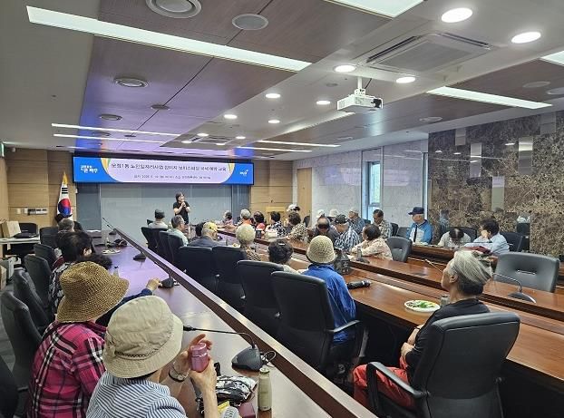 파주시 운정1동, 노인일자리사업 참여자 대상 전화금융사기 예방 교육