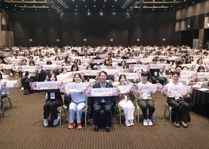 정명근 화성특례시장과 화성특례시 신규 공직자들이 16일 기념촬영을 하고 있다