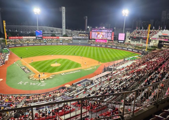 새빛돌봄 종사자·가족들이 단체관람을 하고 있다.