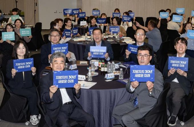 이재준 시장(가운데)가 포럼 참석자들과 함께하고 있다.