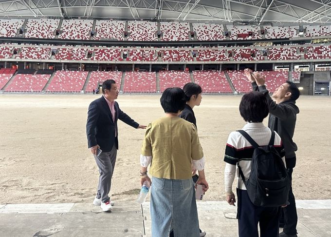 이현재 하남시장이 관계자들과 함께 싱가포르 내셔널 스타디움 현장을 둘러보고 있다.