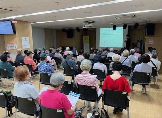 수지구보건소 아토피·천식 예방관리센터는 지역 어르신 대상 ‘찾아가는 알레르기 전문의 강좌’를 운영했다