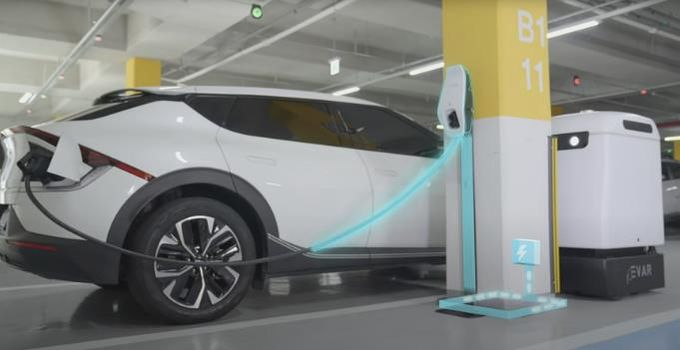 자율주행 전기차 충전로봇의 충전 모습을 표현한 이미지