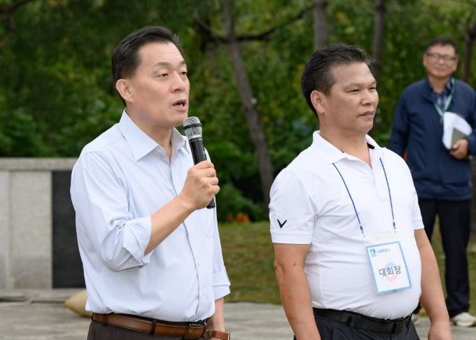 이재준 수원시장이 제28회 수원시 가로 환경관리원 한마음 체육대회에서 인사말을 하고 있다.