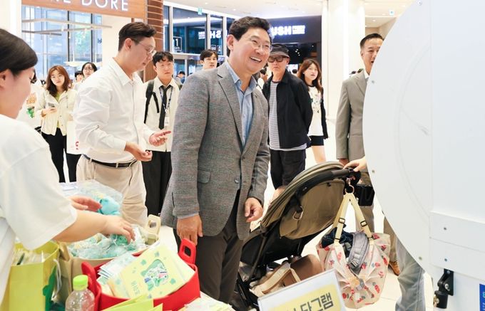 용인특례시는 20일 롯데몰 수지점에서 시 공식 SNS 현장 이벤트를 운영했다