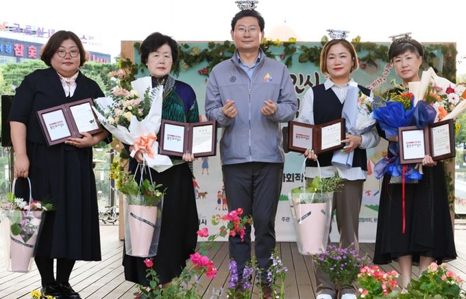 20일 동백호수공원에서 이상일 시장이 시장 표창 수상자들과 기념사진을 촬영하고 있다