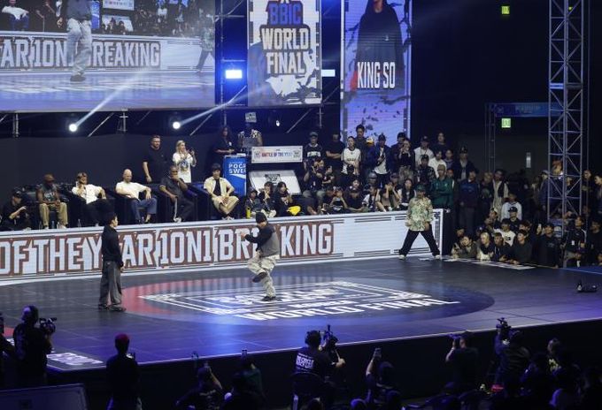 '2025 배틀오브더이어 월드파이널'에서 브레이킹 아티스트들이 치열한 경연을 펼치고 있다