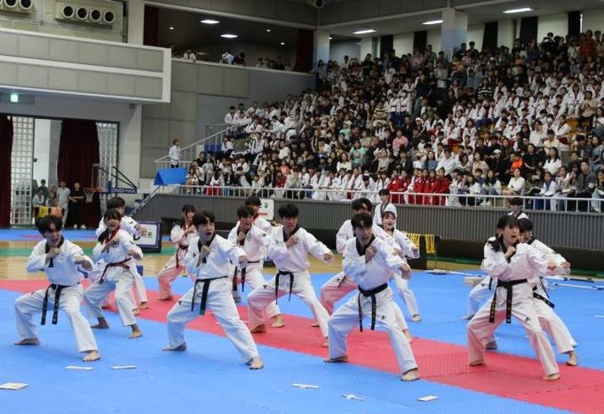 20일 열린 제32회 화성특례시장배 태권도대회에서 선수들이 경기를 하고 있다