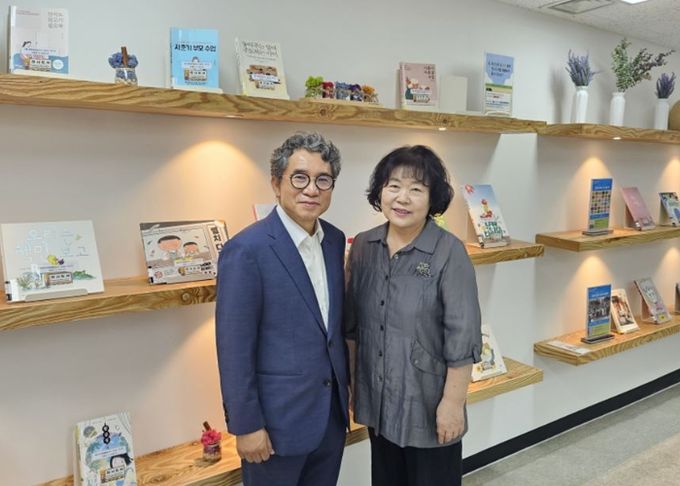 수정도서관 작가양성독서회에서 작가로 등단한 최규철(왼쪽)씨가 최명숙 강사와 기념 촬영을 하고 있다.