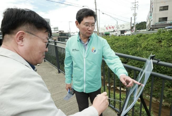 이상일 용인특례시장은 23일 모산소하천 산책로 조성사업 현장을 방문해 추진 상황을 점검했다.