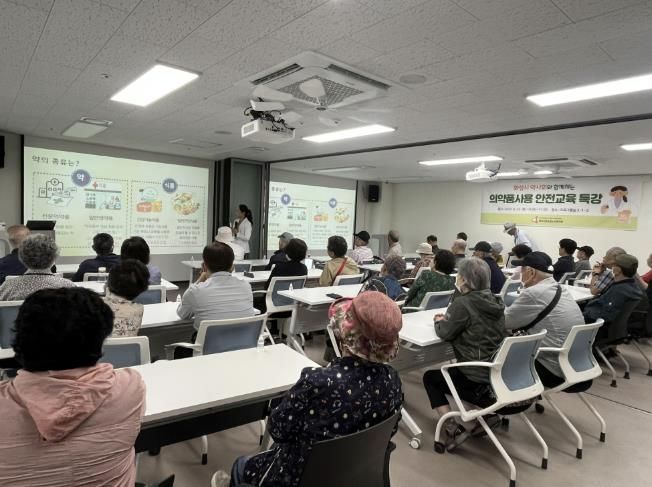 화성특례시가 23일 의약품 안전관리 순회교육을 하고 있다