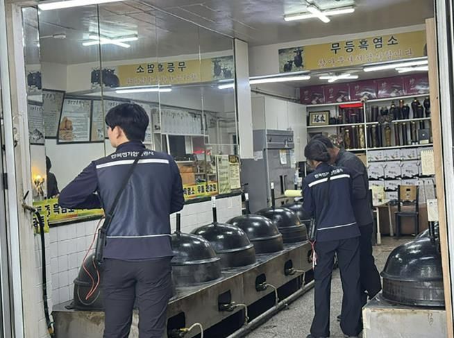 한국전기안전공사 관계자들이 추석 명절을 앞두고 모란시장에서 안전 점검을 실시하고 있다