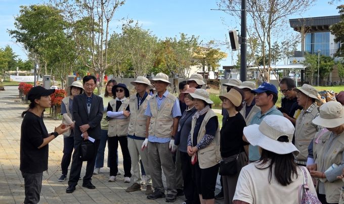 세계적 정원디자이너 황지해, 시민정원사와 손잡고 평택에 정원을 심다