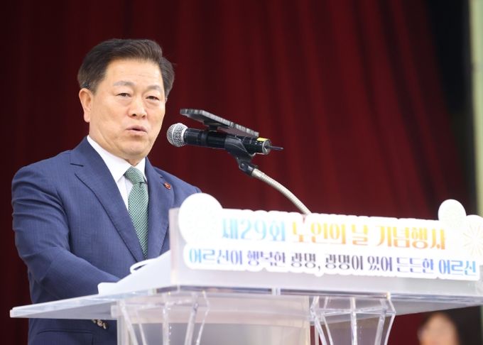 박승원 광명시장이 25일 광명시민체육관에서 열린 제29회 노인의 날 기념행사에 참석해 인사말을 하고 있다.