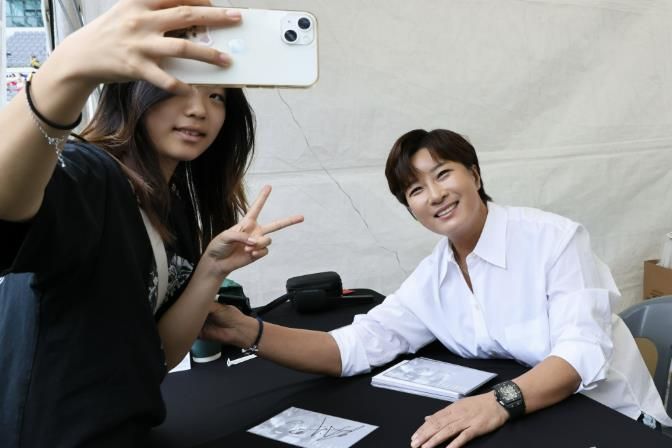 용인특례시 '스포츠 스타와 함께하는 시민 참여 축제'에서 사인하는 박세리 전 감독